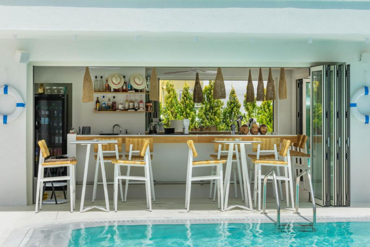 Cocoons Luxury Suites & Villas bar.jpg