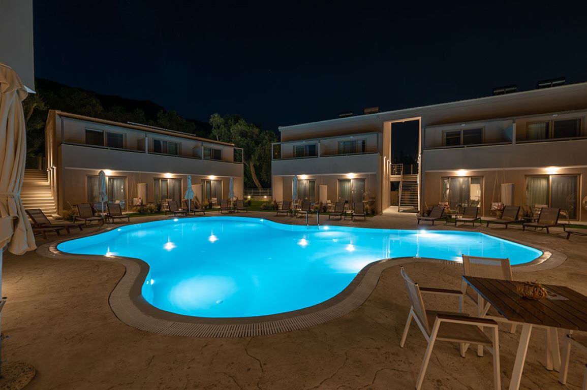 Scarabeo Hotel & Villas Parga-Bazen nocu.jpg