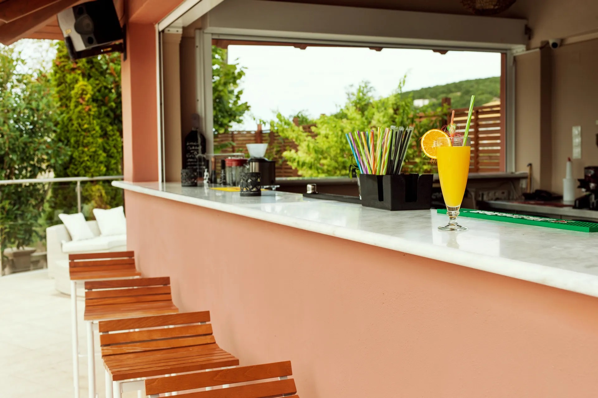Ammos Bay Hotel-Bar pored bazena.jpg