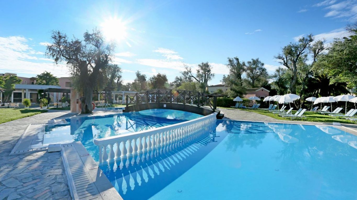 APollo Corfu Palace-Bazen na otvorenom.jpg