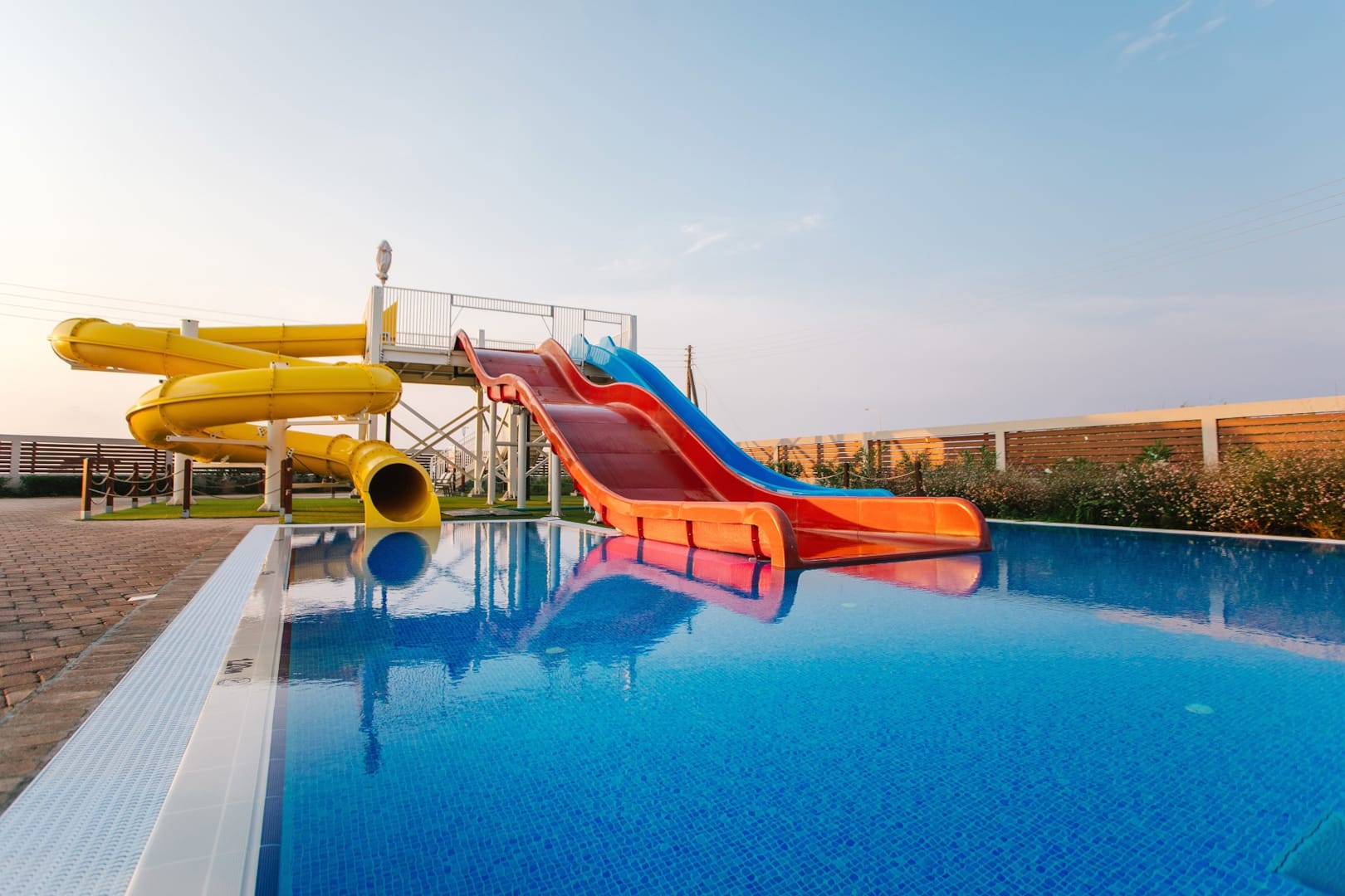 Almyros Beach Resort & Spa-Bazen sa toboganima.jpg