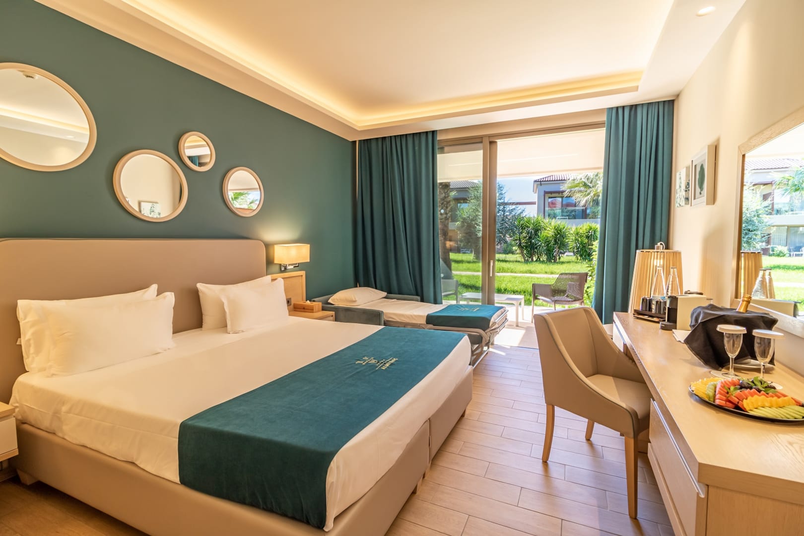 Almyros Beach Resort & Spa Hotel-Deluxe soba pogled basta.jpg