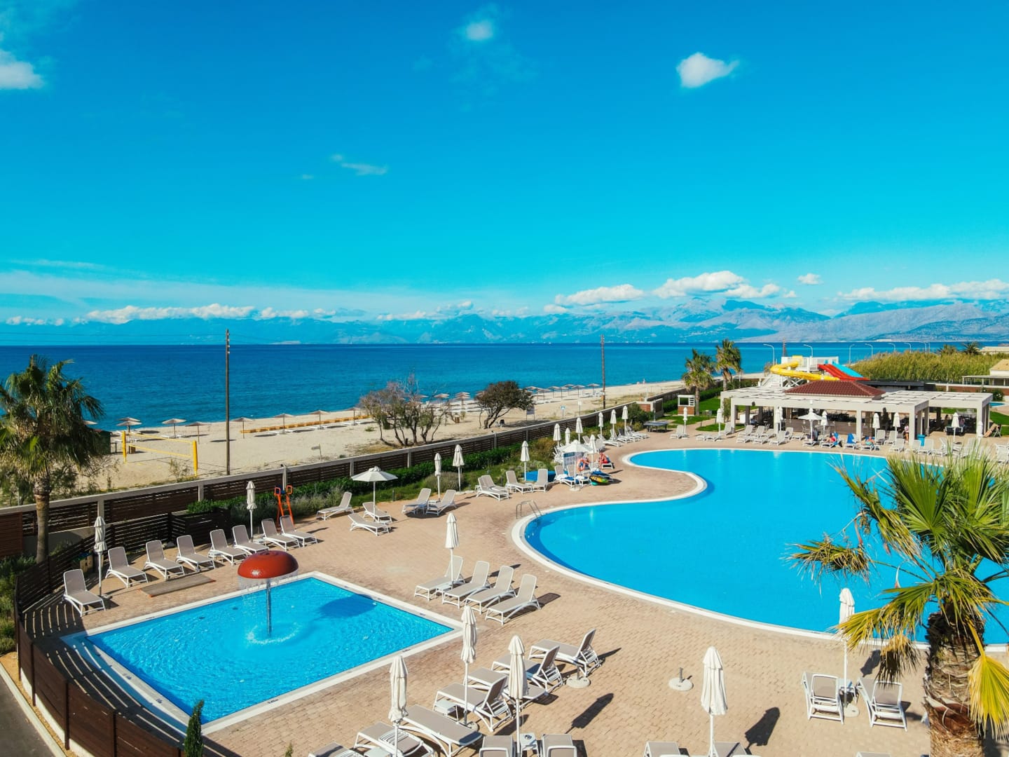 Almyros Beach Resort & Spa Hotel-Kompleks bazena.jpg