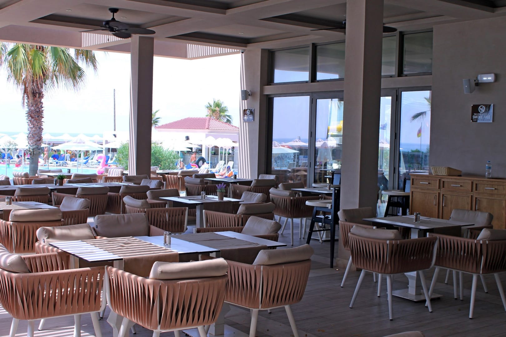 Almyros Beach Resort & Spa Hotel-Terasa restorana.jpg