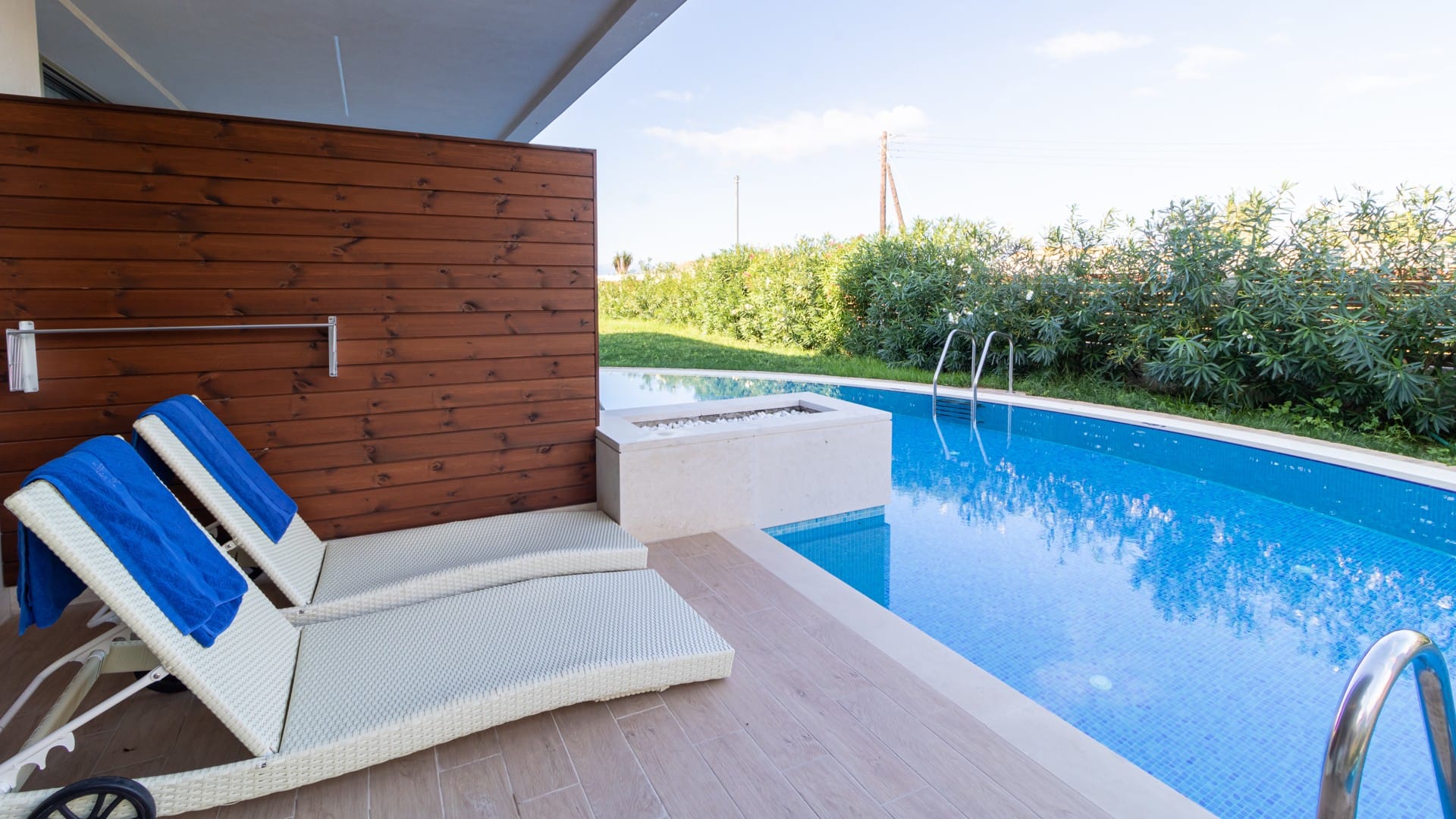 Almyros Beach Resort & Spa-Junior suite deljeni bazen.jpg