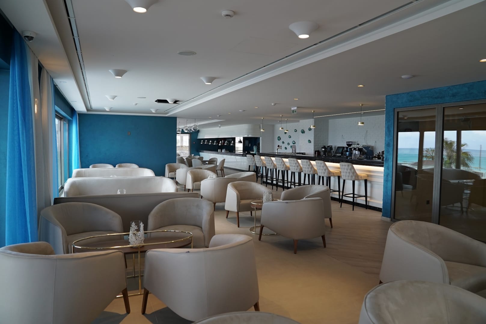 Hotel Almyros Beach Resort & Spa-Bar na krovu.jpg