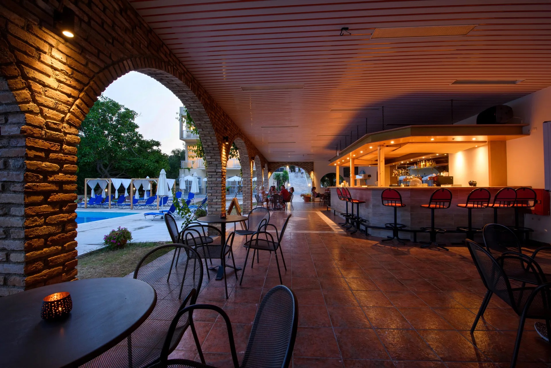Amalia Corfu Hotel-Bar pored bazena.jpg