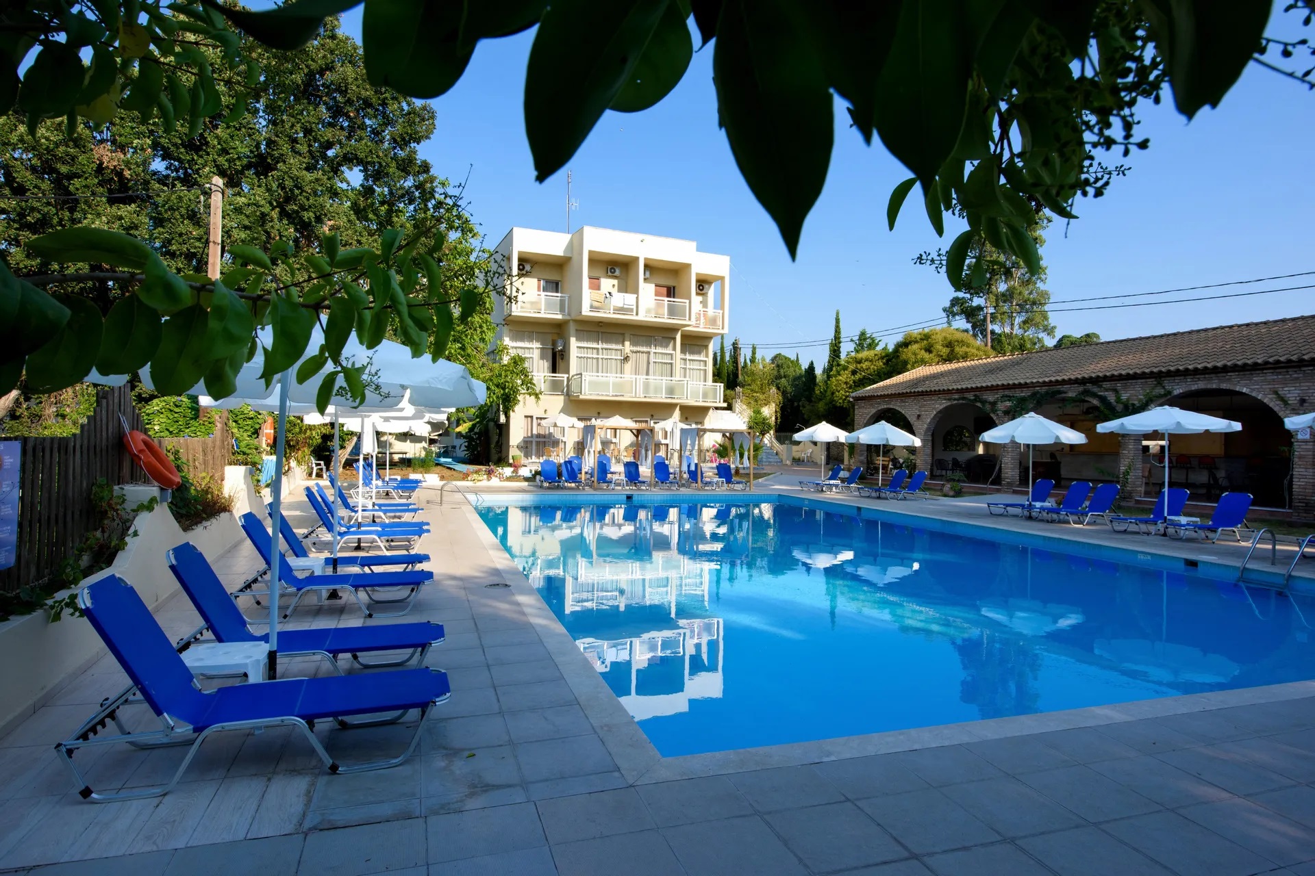 Amalia Corfu Hotel-Oblast oko bazena.jpg