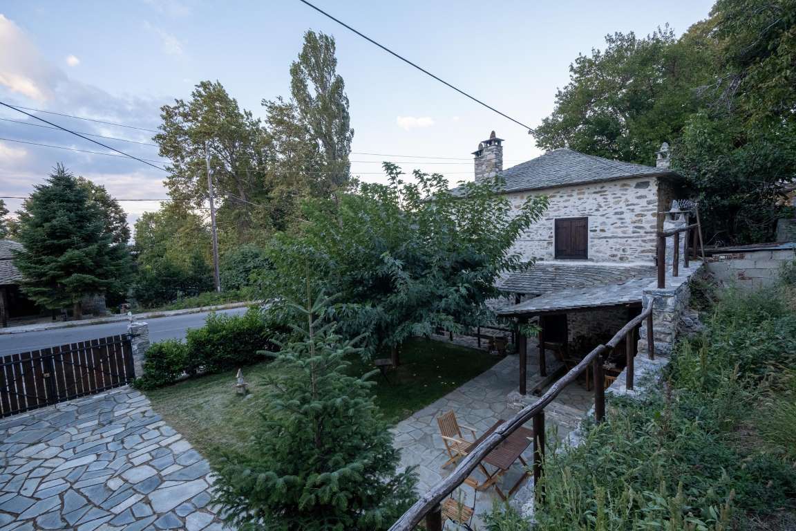 Archontiko Michael-Okruzenje hotela.jpg