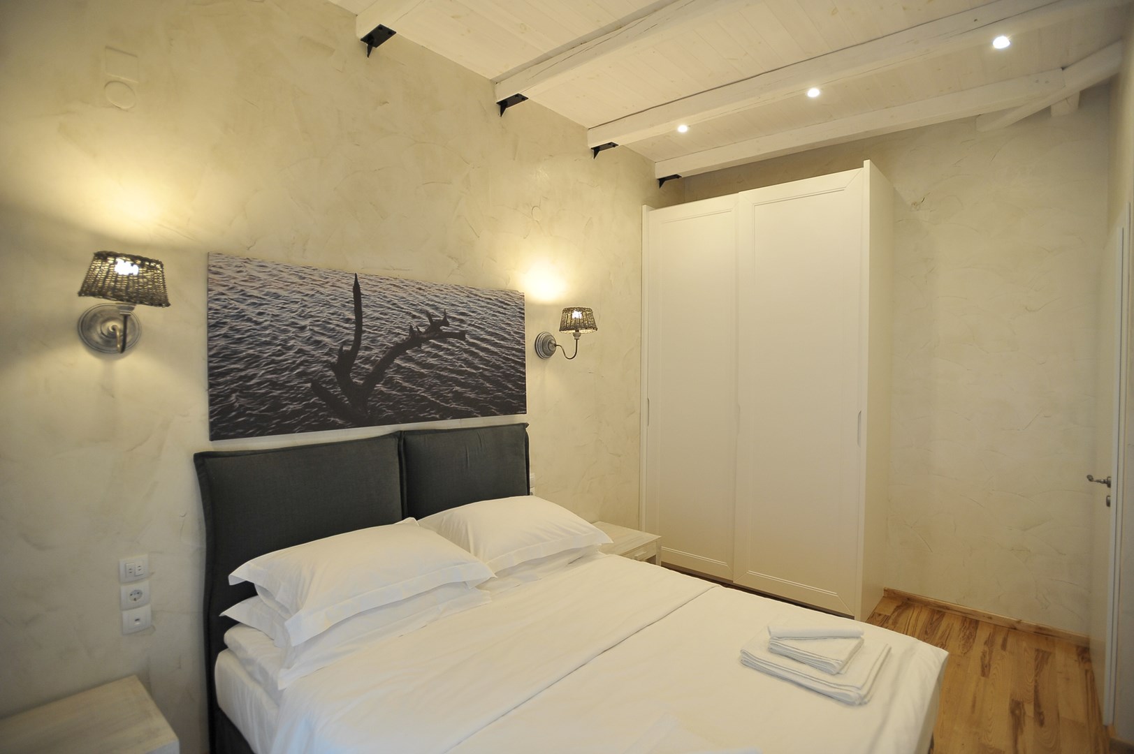 Chroma Pelion Villas-Grey vila spavaca soba.jpg