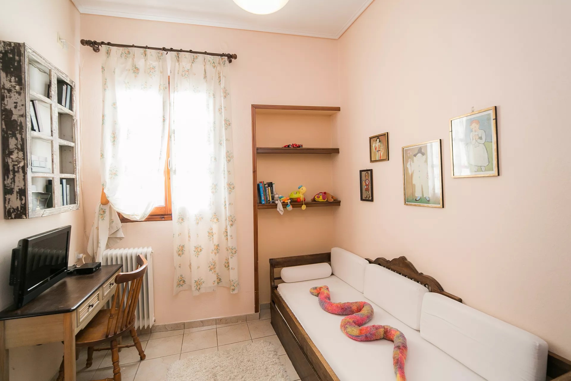 Kritsa Gastronomy Hotel-Porodicna soba kamin i balkon.jpg