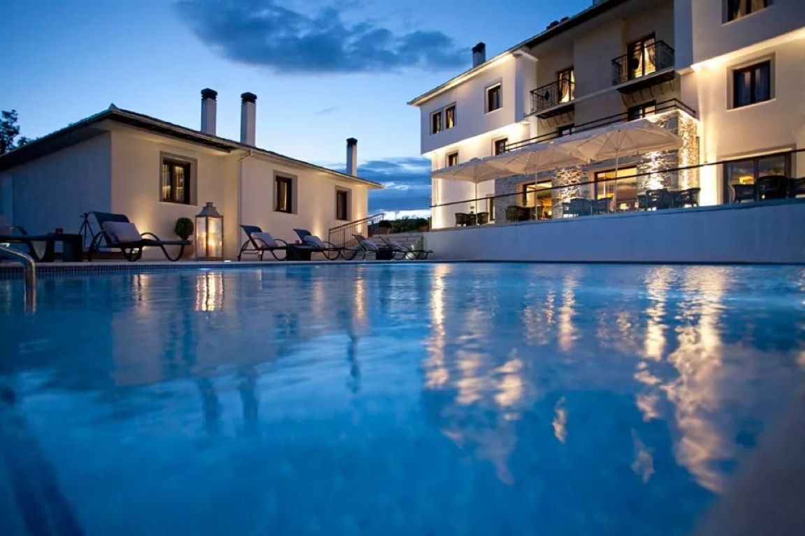 Despotiko Hotel Portaria-Bazen.jpg