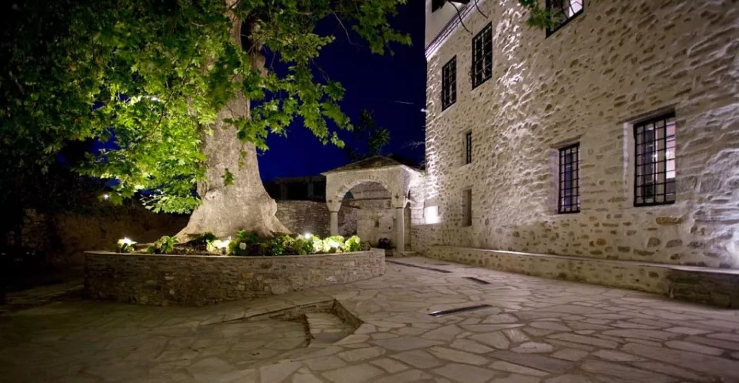 Despotiko Hotel Portaria-Dvoriste.jpg