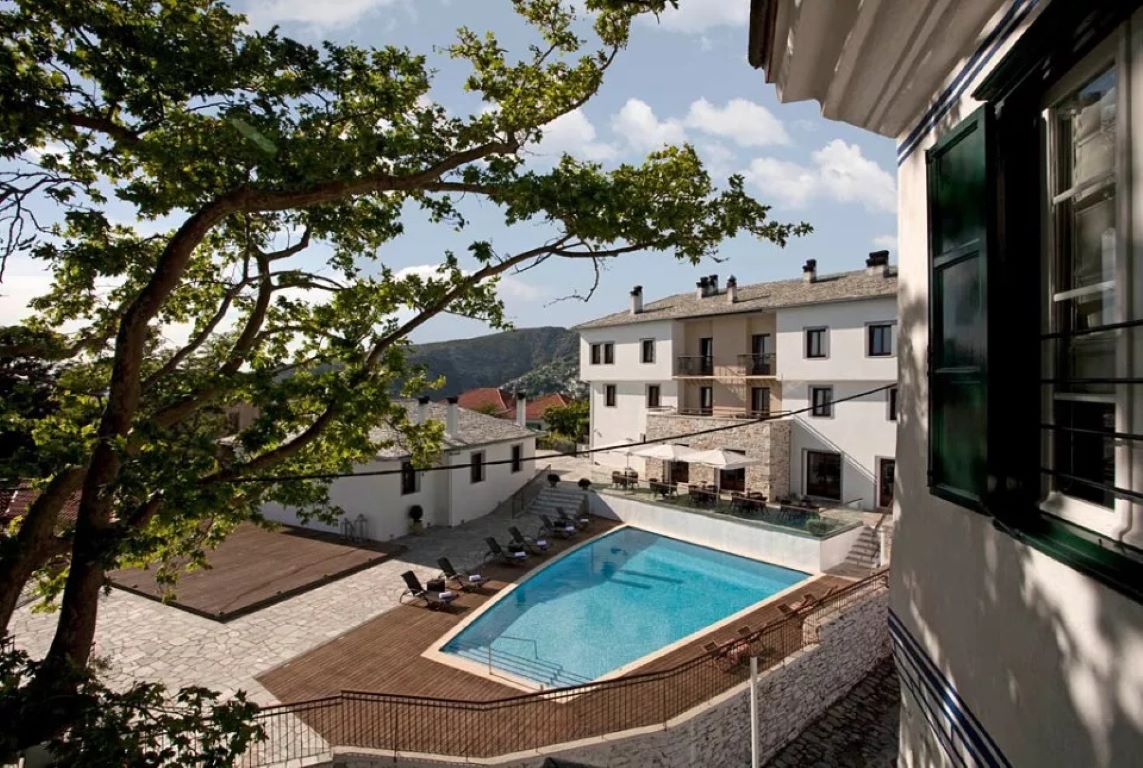 Despotiko Hotel Portaria-Oblast oko bazena.jpg