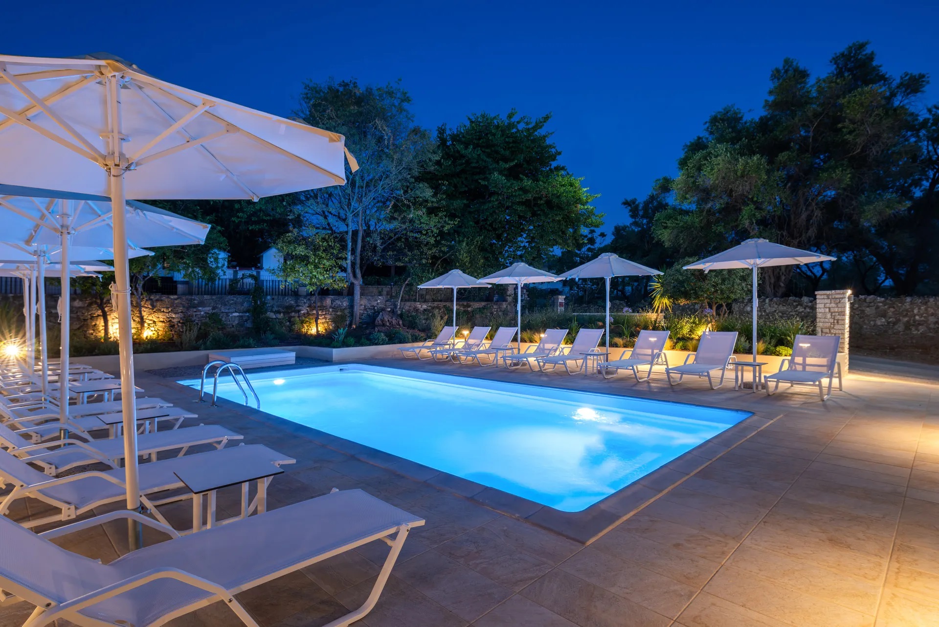 Hotel Syvota Gardens-Bazen nocu.jpg