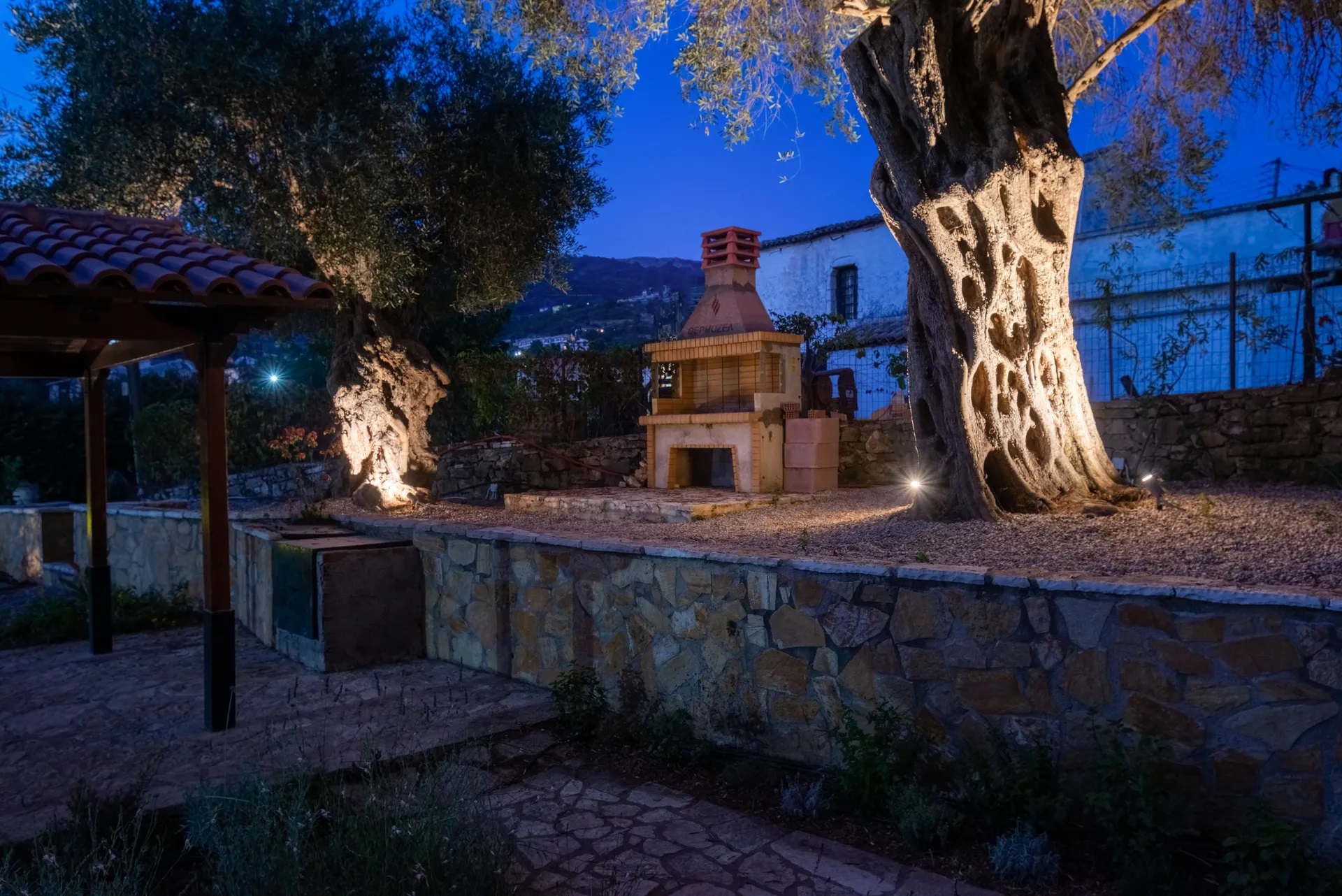 Syvota Gardens-Prostor za rostilj.jpg