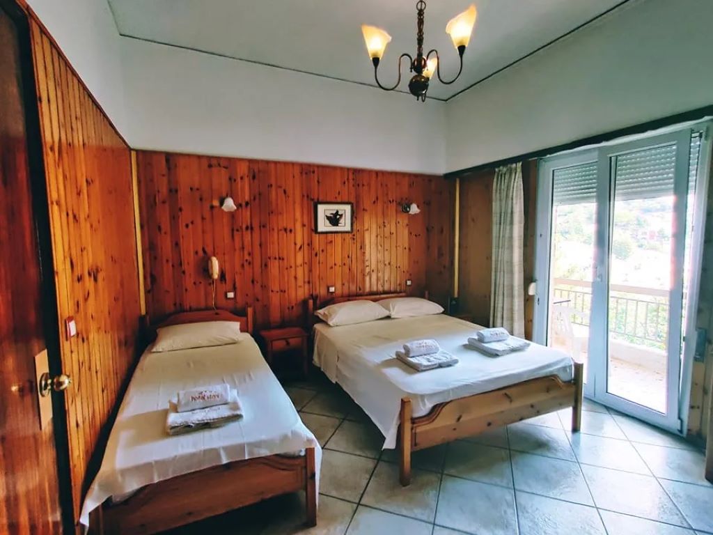 Steni Hotel Evia-Natural trokrevetna soba.jpg