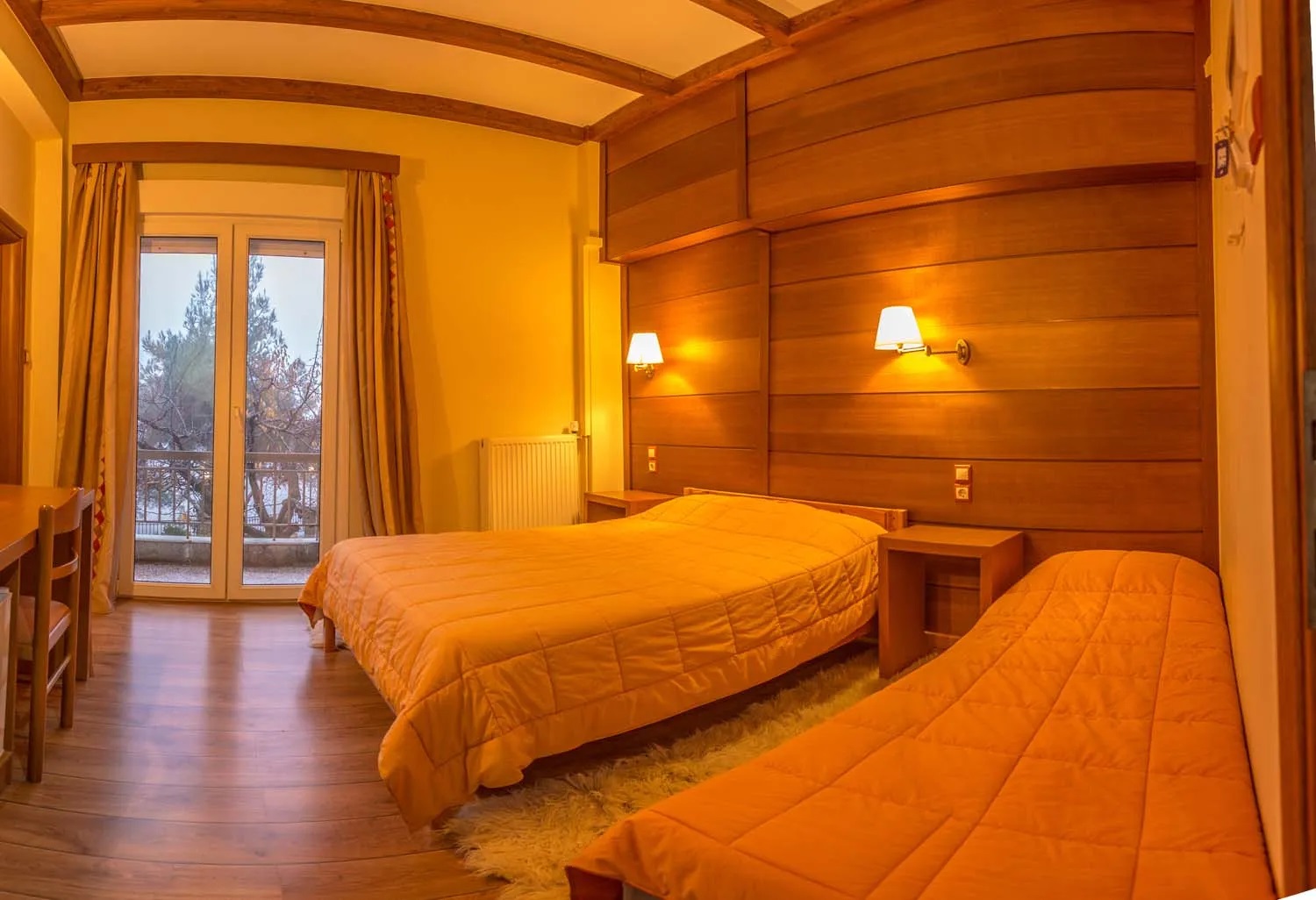 Steni Hotel Evia-Rainbow trokrevetna soba.jpg