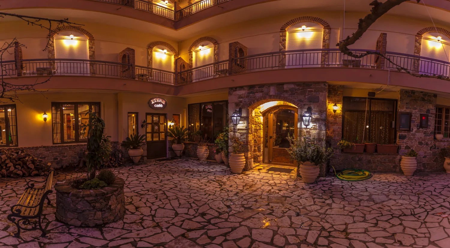 Steni Hotel Evia-Ulaz u hotel.jpg