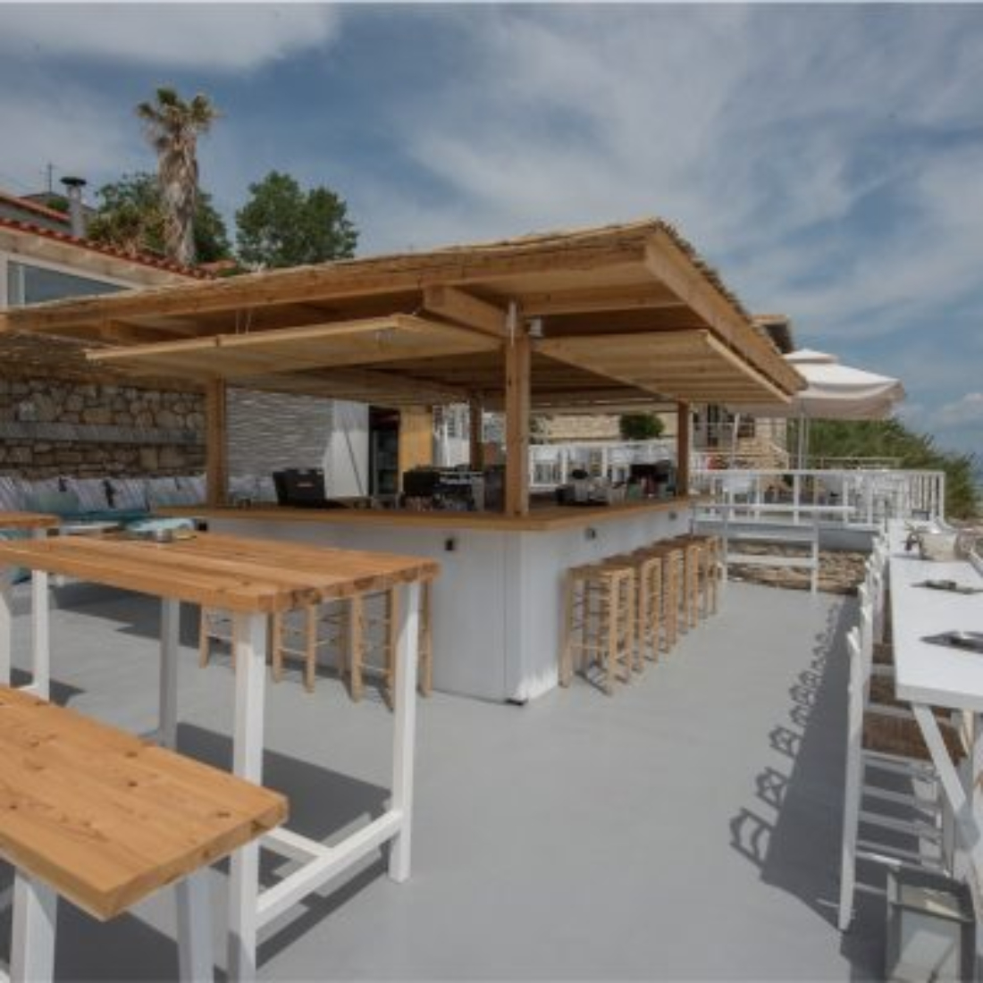 White Suites Resort bar na plaži.jpg