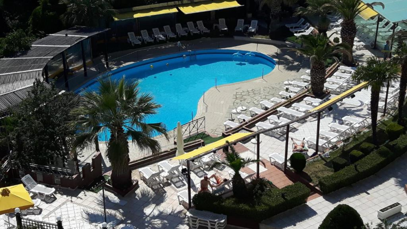 Hotel Phillippion Thessaloniki bazen.jpg
