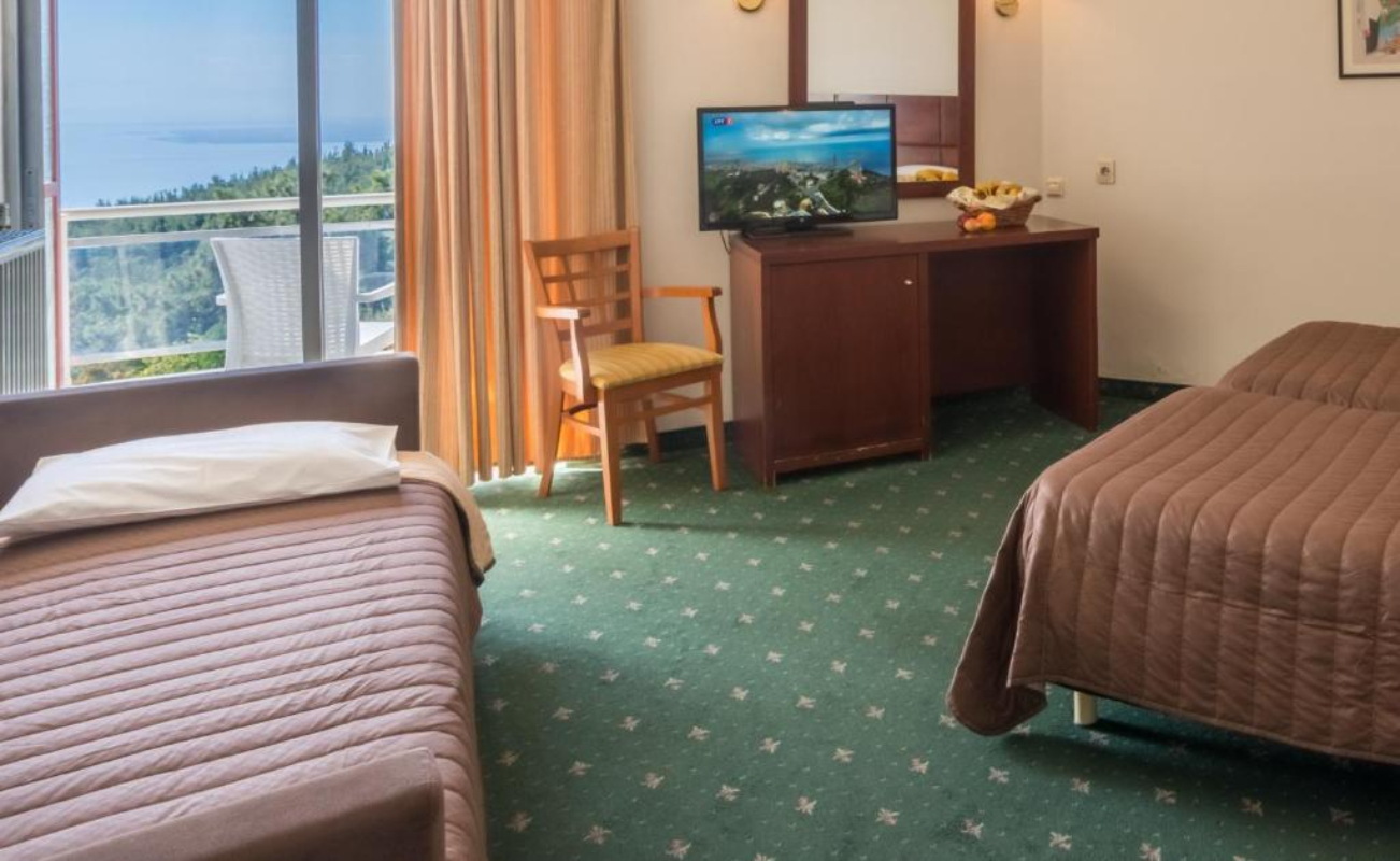 Hotel Phillippion Thessaloniki trokrevetna soba.jpg