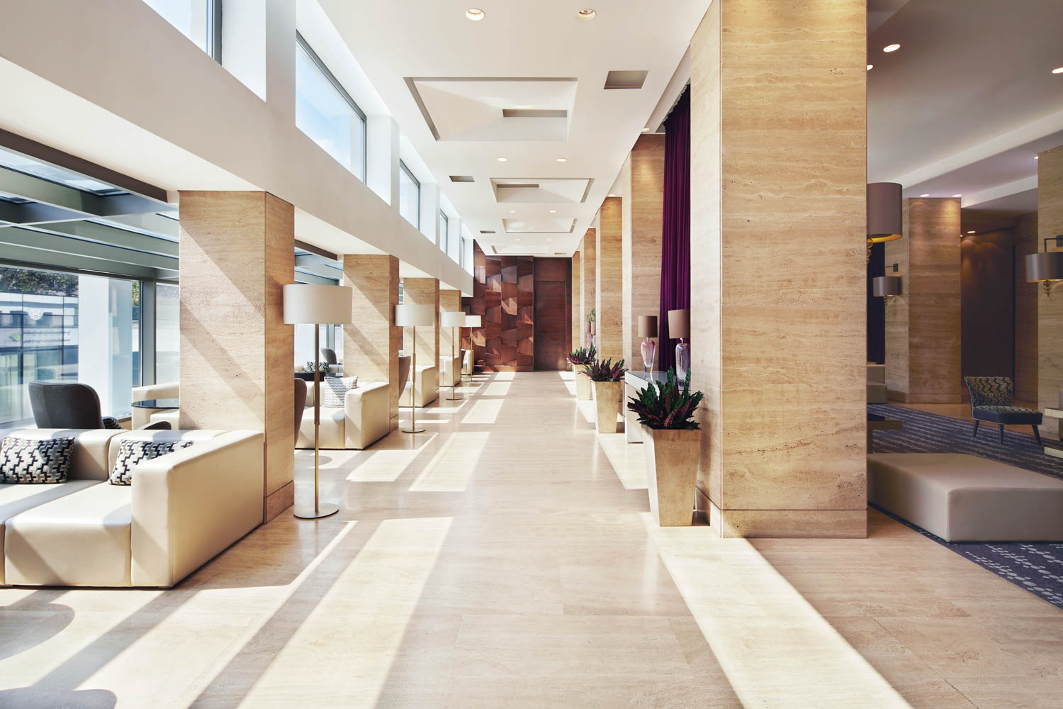 Metropol Palace Hotel Belgrade-Enterijer hotela.jpg