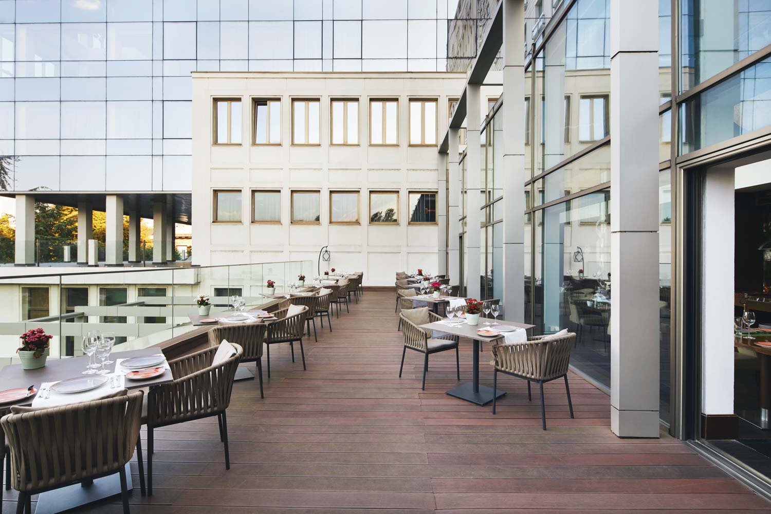 Metropol Palace Hotel Belgrade-Terasa restorana.jpg