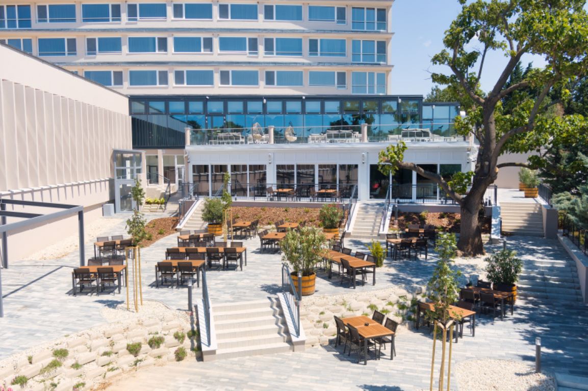 Hunguest Bal Resort Hotel-Terasa restorana.jpg