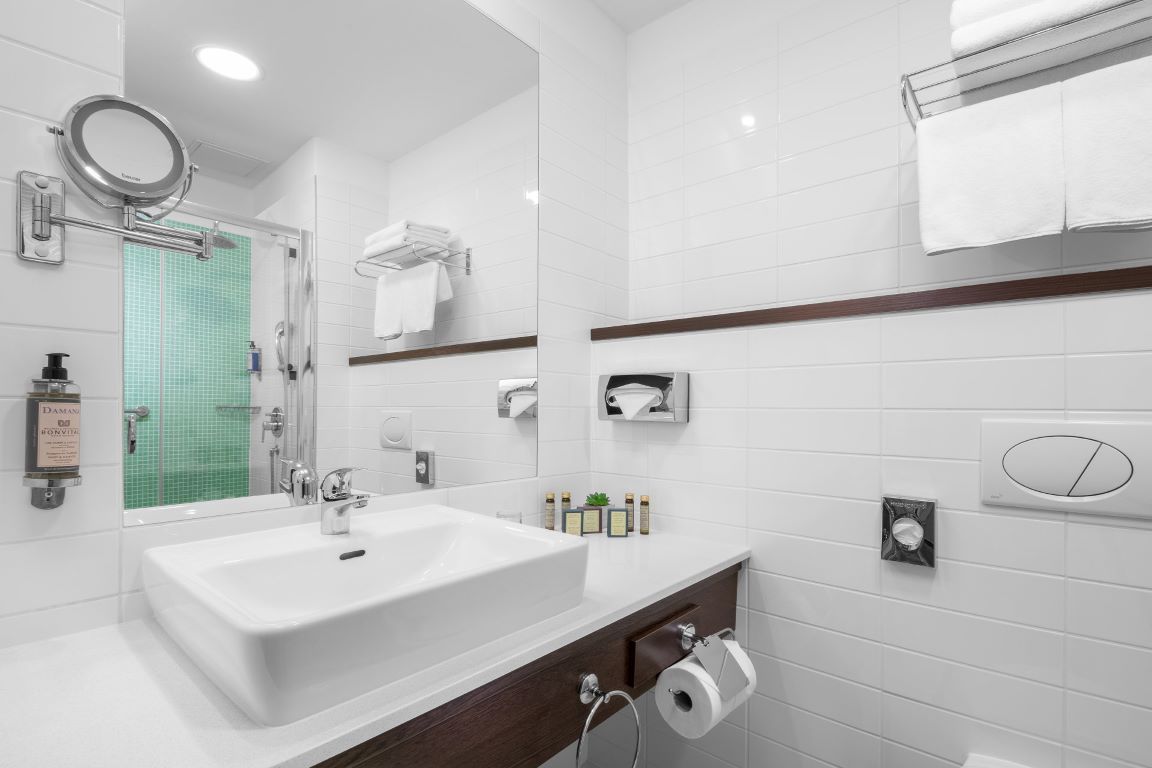 Bonvital Wellness & Gastro Hotel Heviz-Deluxe kupatilo.jpg