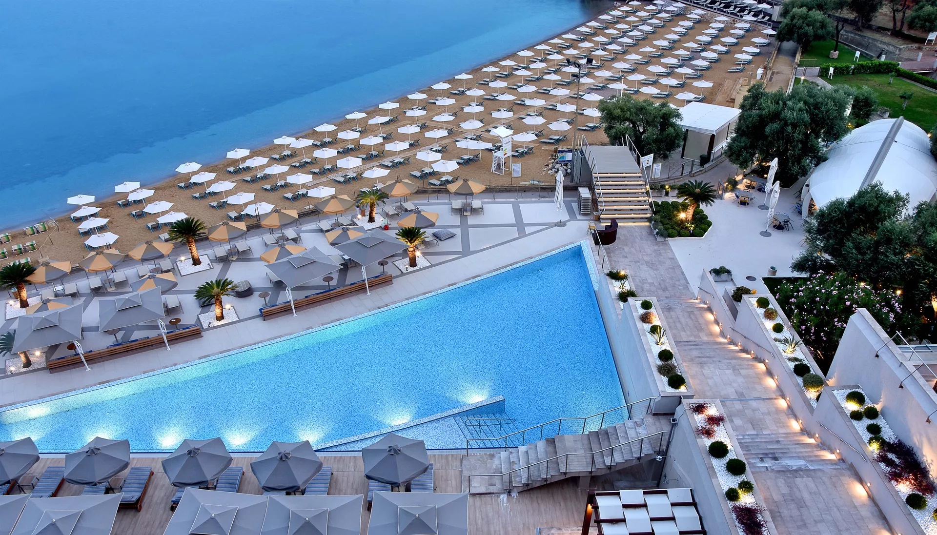 Maestral Resort & Casino-Bazen i plaza.jpg