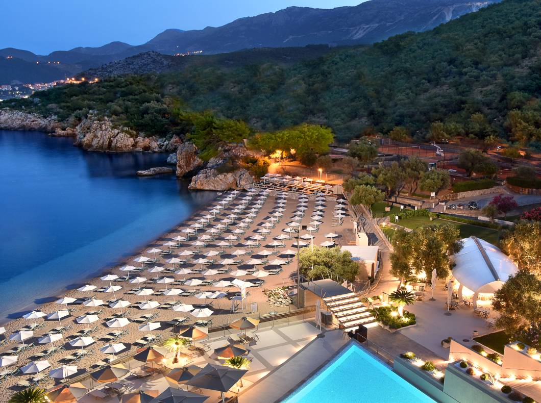 Maestral Resort & Casino-Plaza.jpg