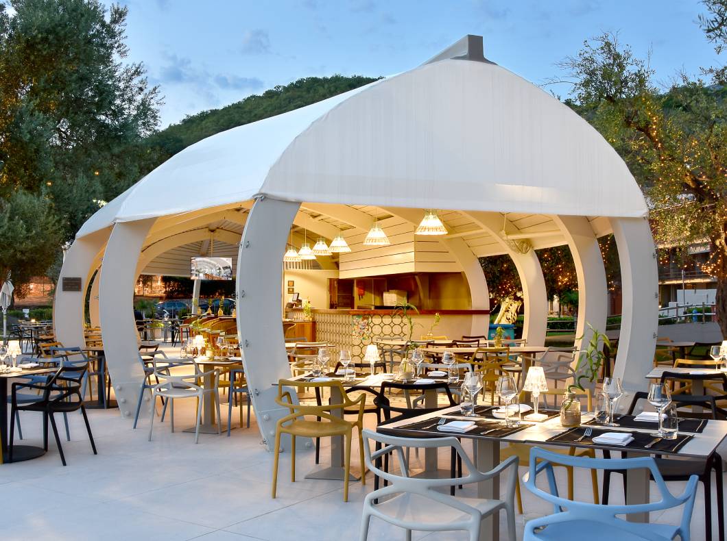 Maestral Resort & Casino-Restoran na plazi.jpg