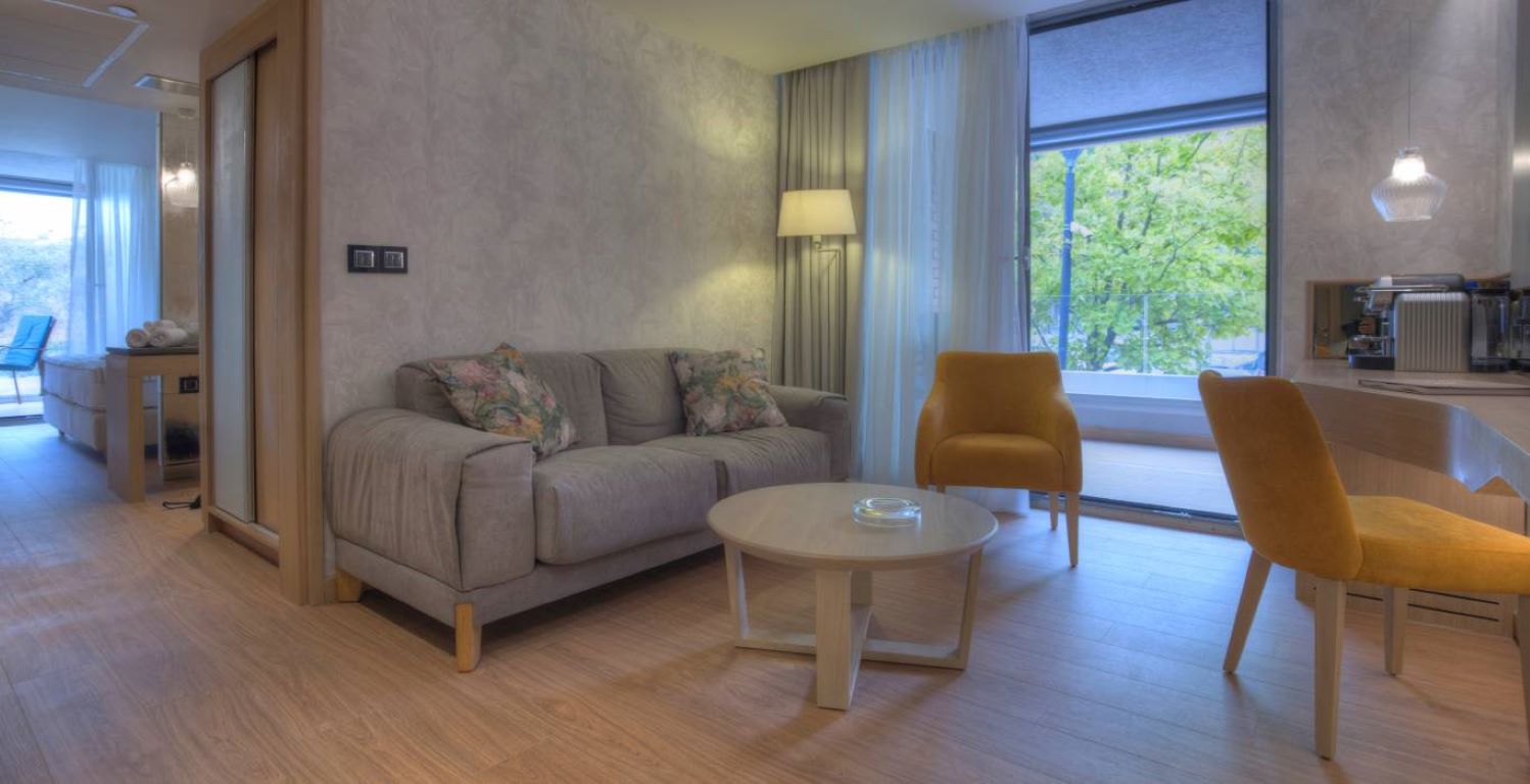Maestral Resort & Casino-Suite pogled park.jpg