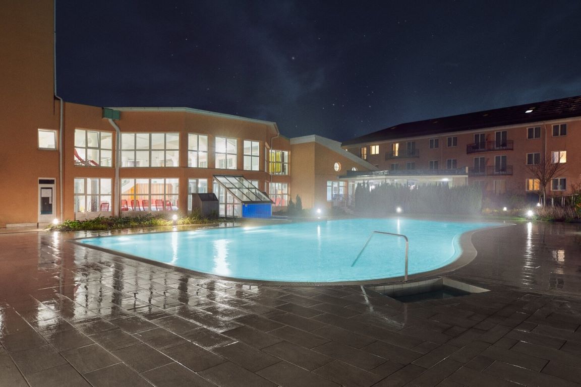 Europe Fit Hotel-Spoljasnji bazen nocu.jpg