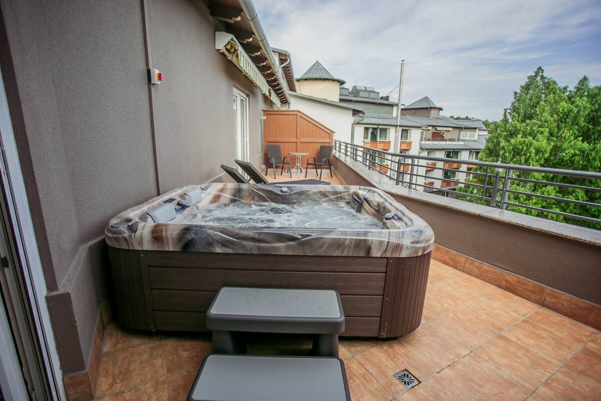 Lotus Therme Hotel & Spa-Panoramic soba sa djakuzijem.jpg