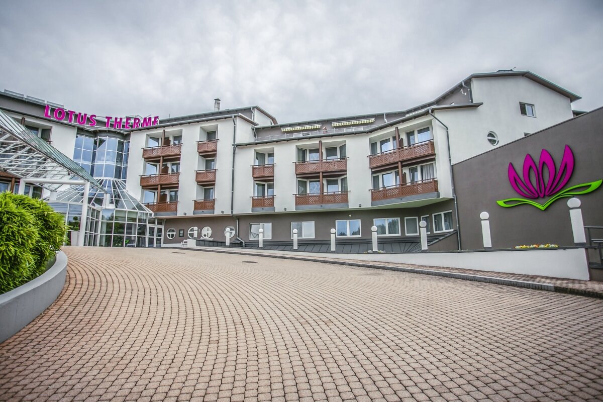 Lotus Therme Hotel & Spa-Ulaz u hotel.jpg