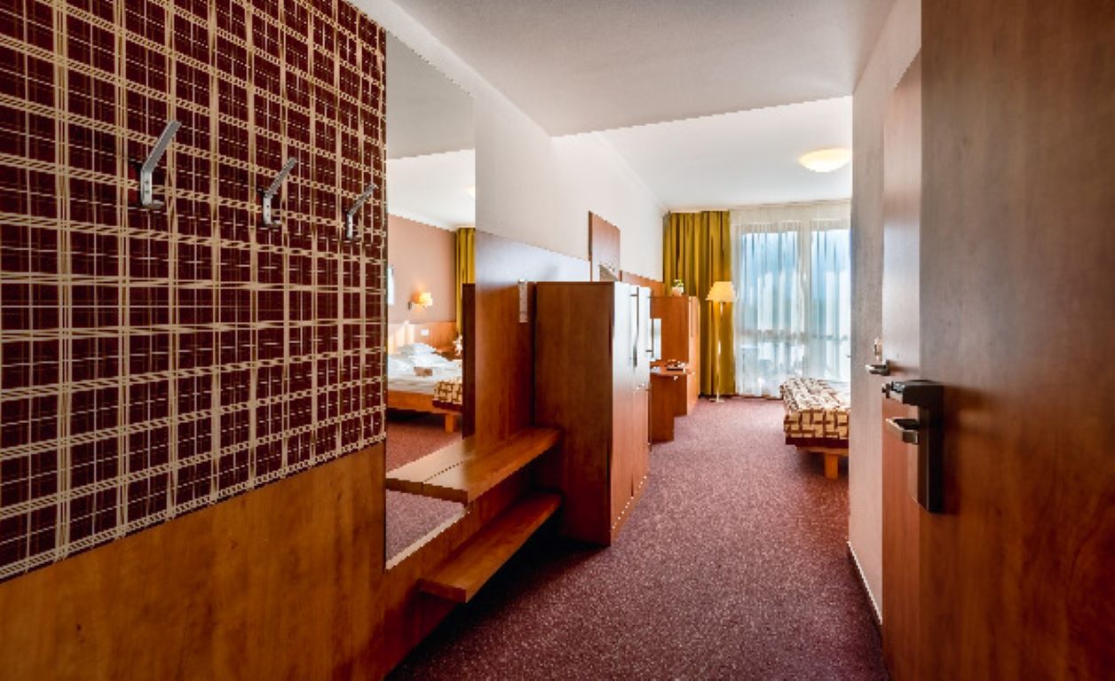 Hunguest Hotel Pelion-Standardna soba za invalide.jpg