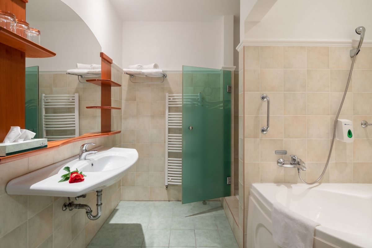 Hotel Karos Spa-Apartman kupatilo.jpg