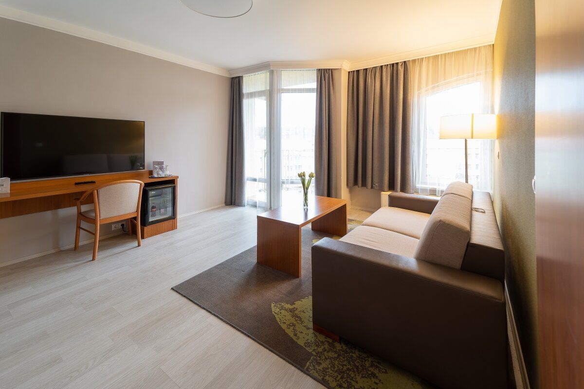Hotel Karos Spa-Senior apartman dnevna soba.jpg