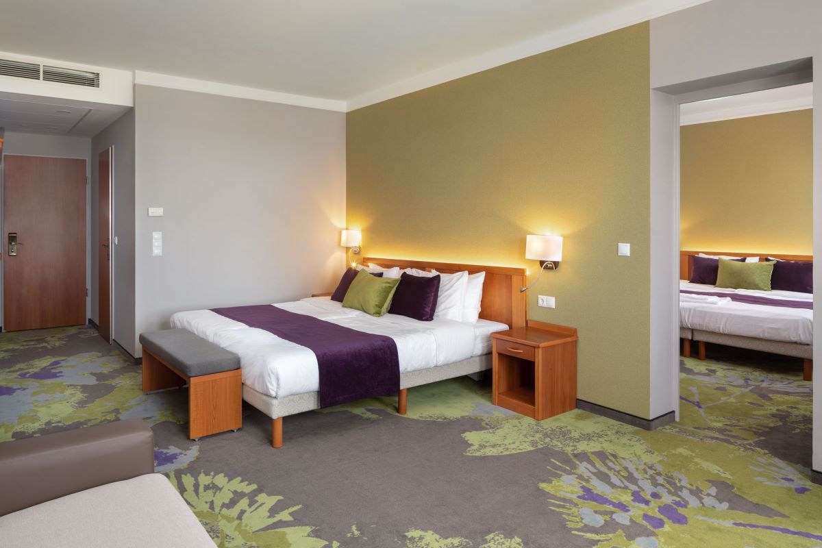 Hotel Karos Spa-Superior plus family room spavaća soba.jpg