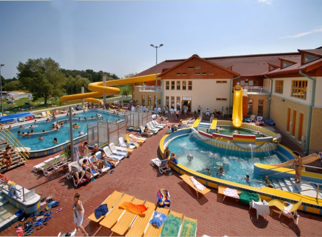 Hunguest Hotel Freya-Spoljasnji bazeni.jpg