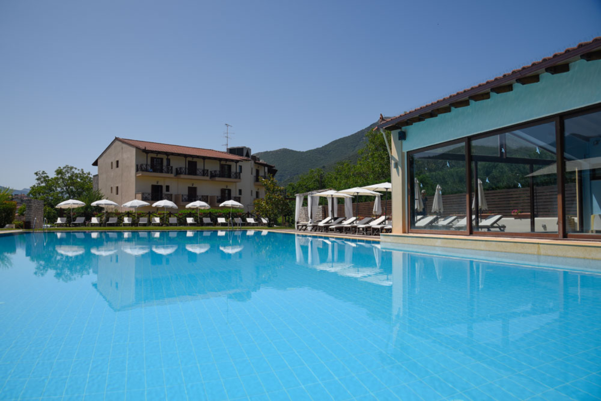 Mont Helmos Hotel bazen.jpg