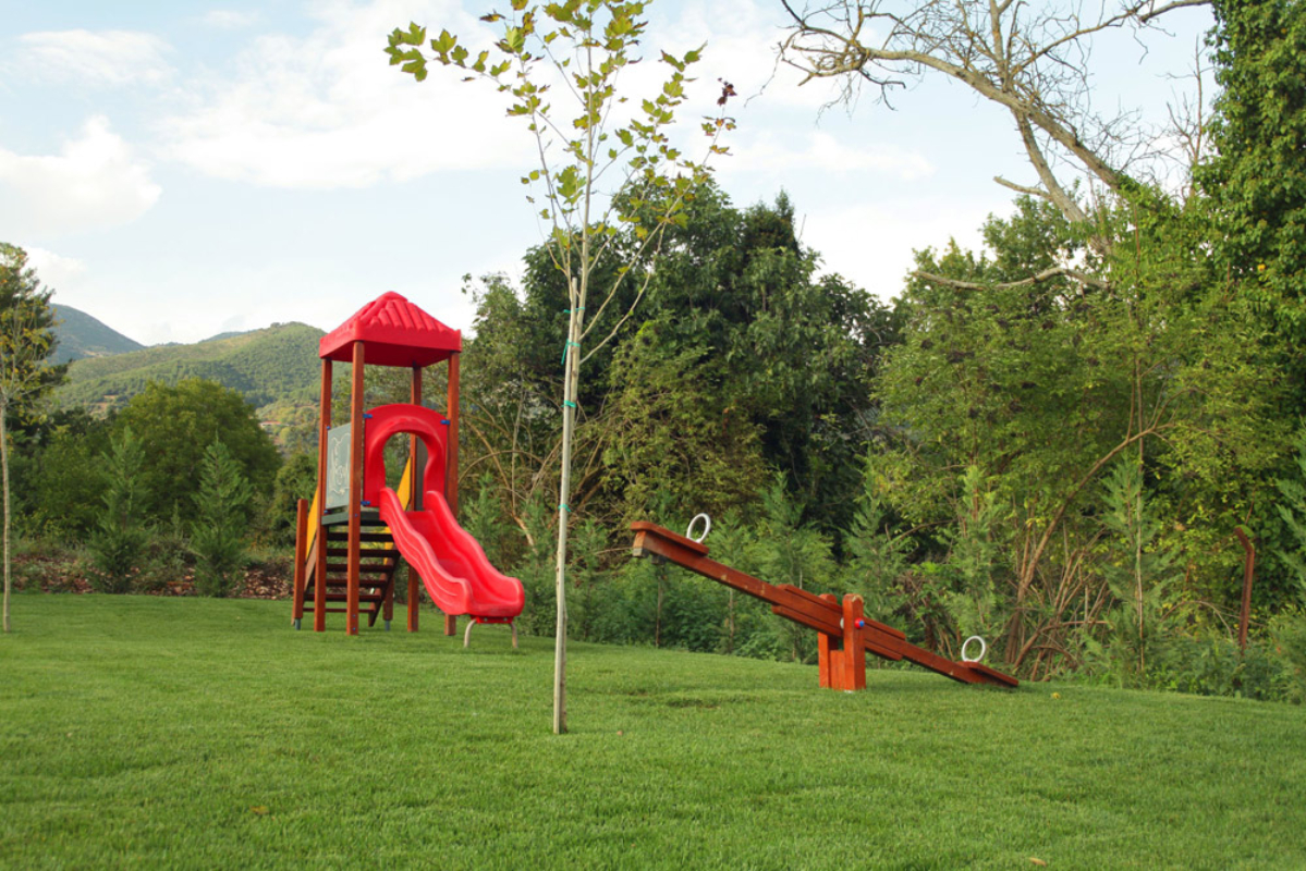 Mont Helmos Hotel dečije igralište.jpg