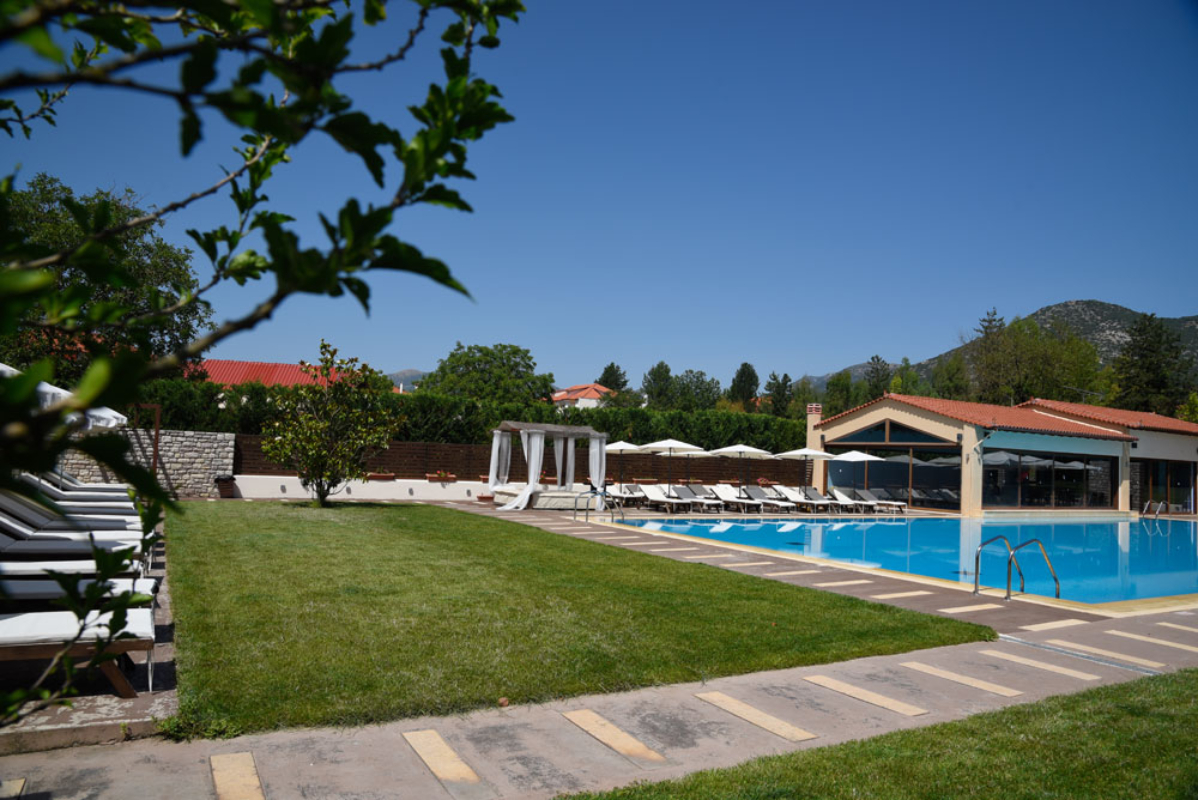 Mont Helmos Hotel dvorište.jpg