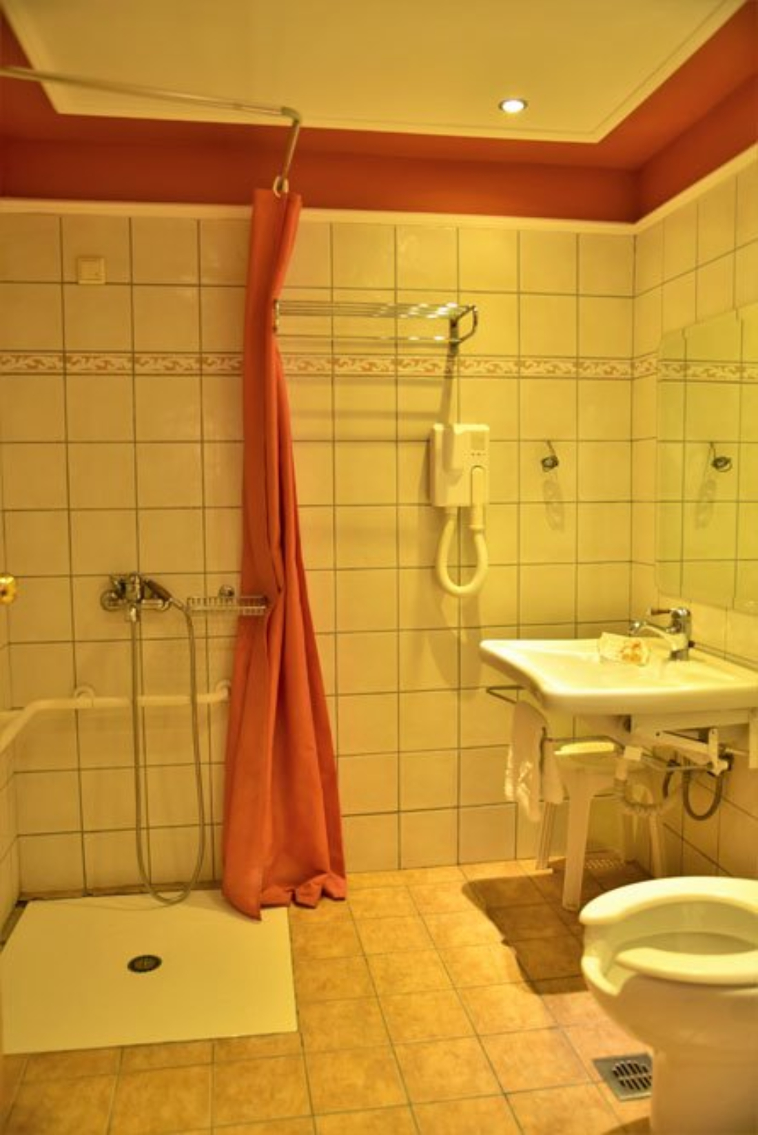 Mont Helmos Hotel izgled kupatila.jpg