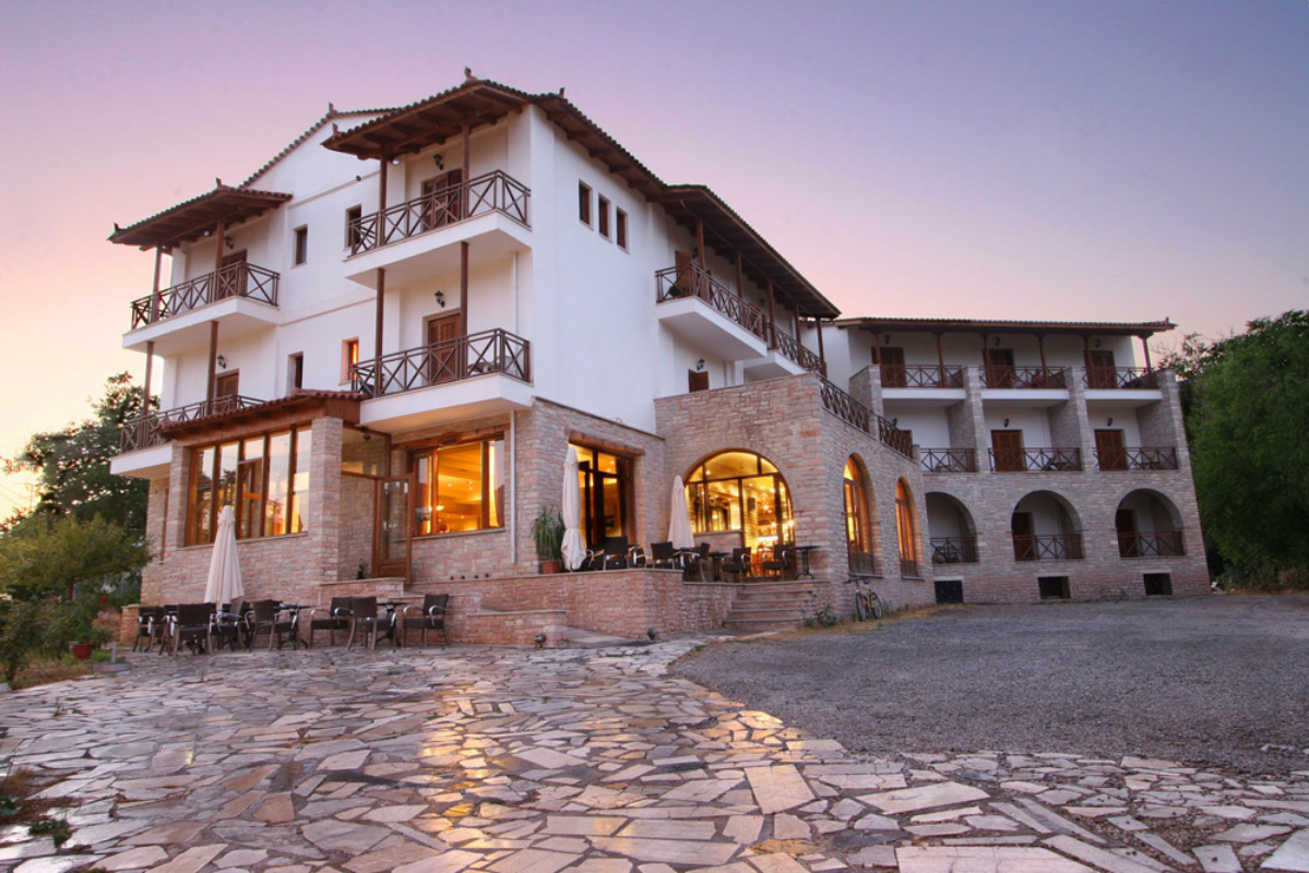 Mont Helmos Hotel izgled od spolja.jpg