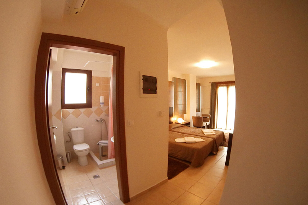 Ahilion hotel dvokrevetna soba i kupatilo.jpg