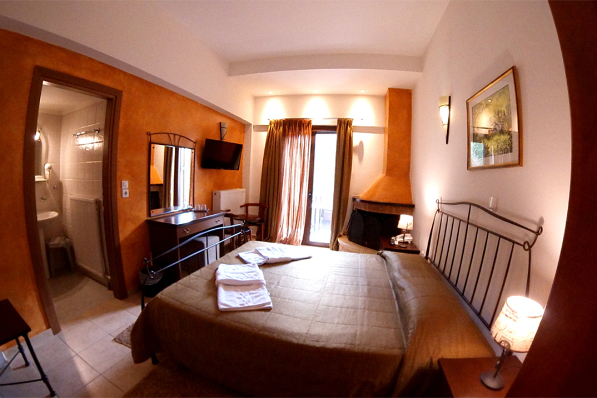 Ahilion hotel sobe sa kaminom.jpg