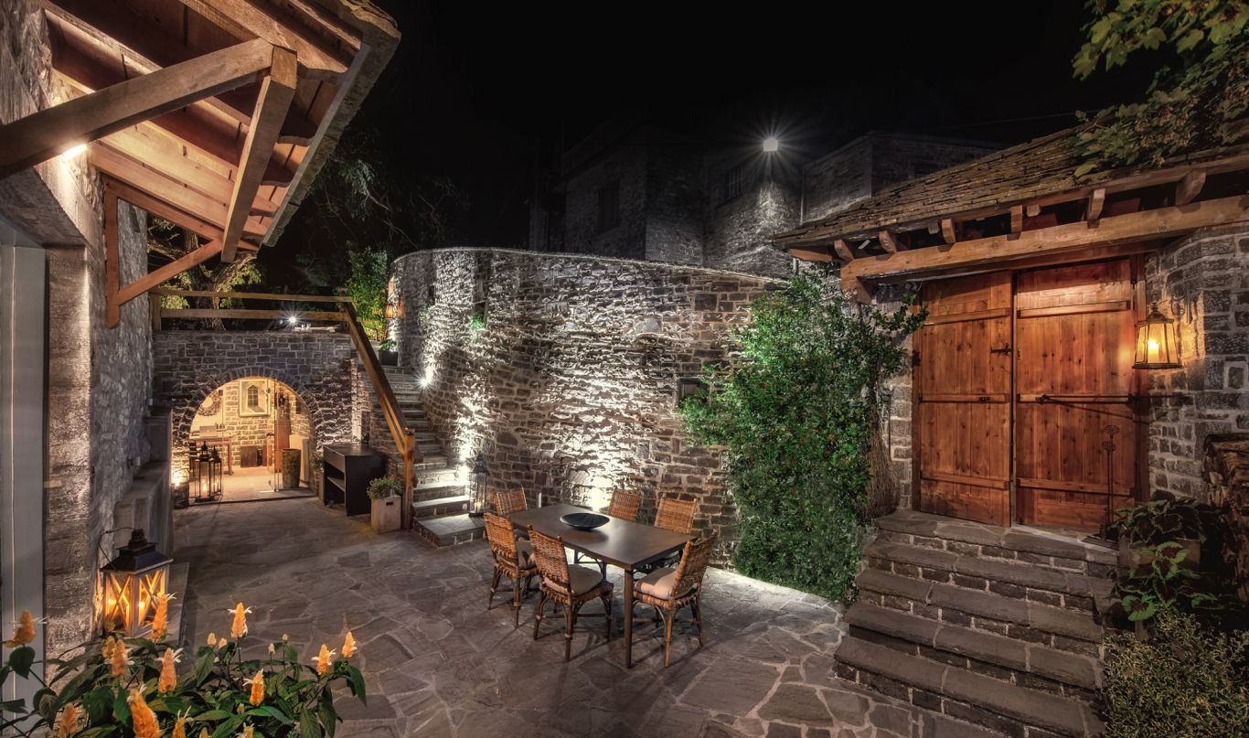 5 Senses Villas dvorište.jpg